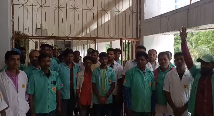 देवघर में 108 एम्बुलेंस कर्मियों ने समाहरणालय के समीप किया चक्का जाम, जानिए क्या है इनकी मांग