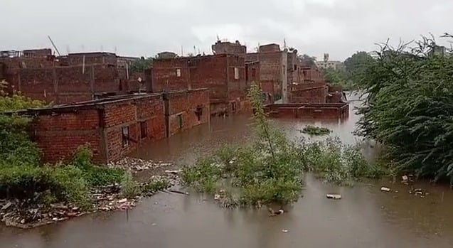 जमशेदपुर में नदियों का रौद्र रूप, सौ से अधिक घरों में घुसा पानी, प्रशासन अलर्ट