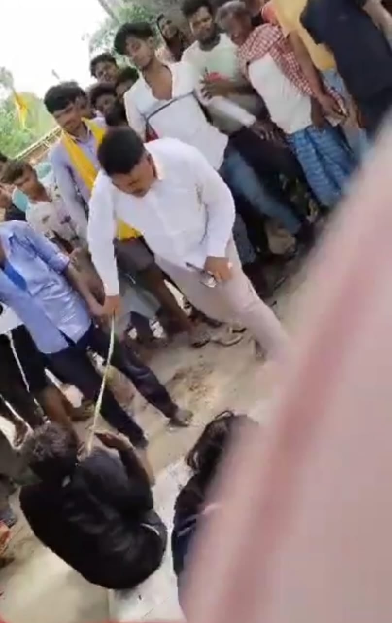 बिहार में बीच सड़क पर प्रेमी युगल को लोगों ने की पिटाई, वीडियो हुआ वायरल