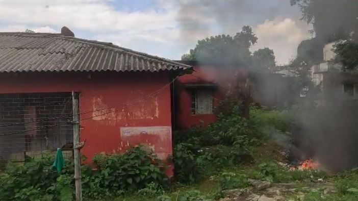 सवालों के घेरे में स्वास्थ्य विभाग, नष्ट करने के पहले ही एक्सपायरी दवाओं में लगी आग