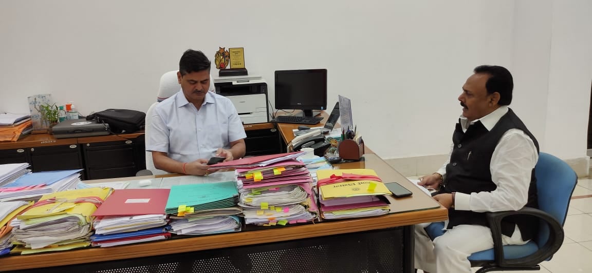 हरिहरगंज में  बिजली एक हफ्ते में हो जाएगी बहाल, ऊर्जा निगम लिमिटेड के अफसरों से मिले  विधायक कमलेश सिंह, स्थिति से कराया अवगत