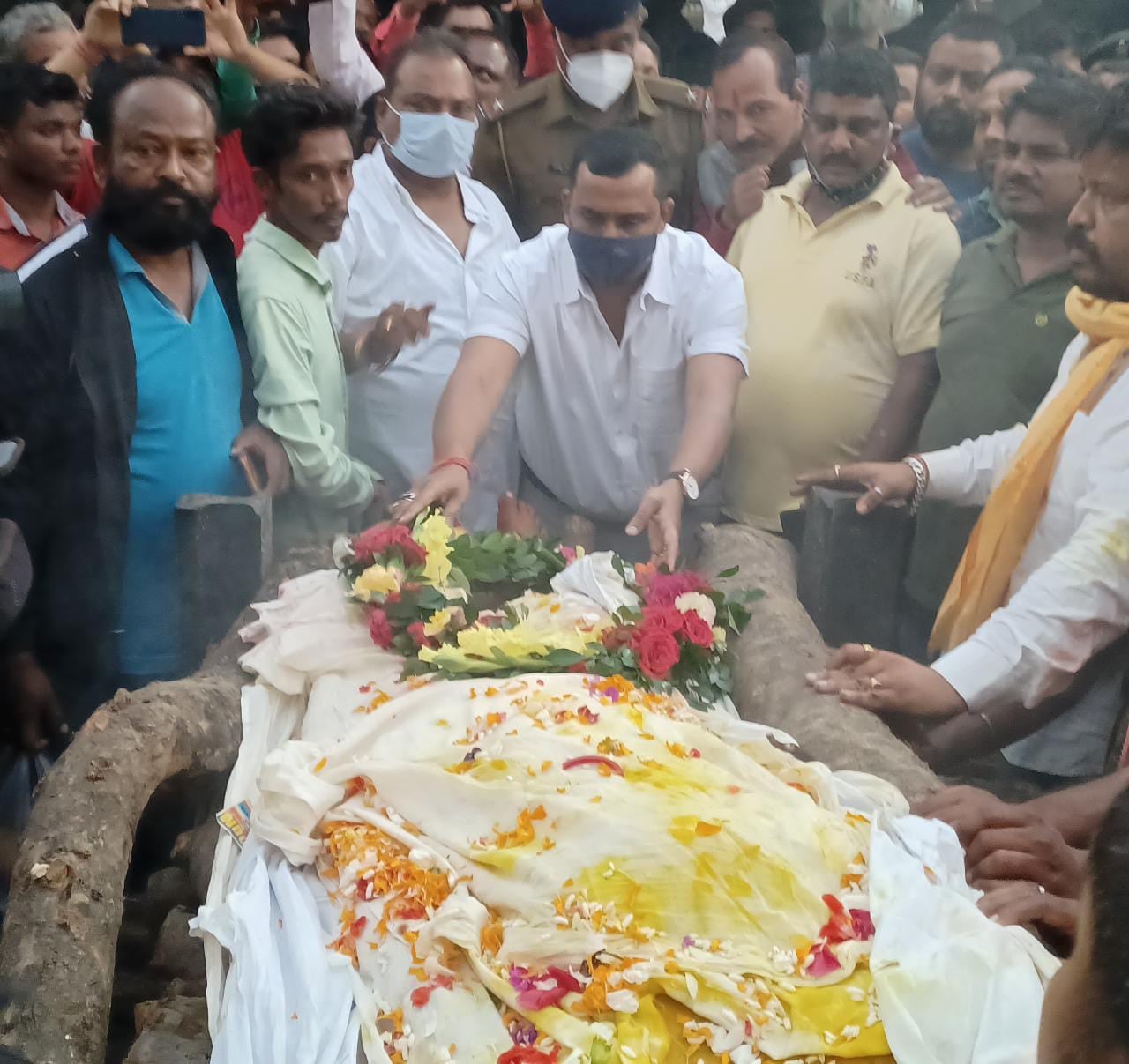 पूर्व भाजपा विधायक का अंतिम संस्कार हुआ संपन्न, मंत्री, सांसद समेत बडी संख्या में  समर्थक हुए शामिल