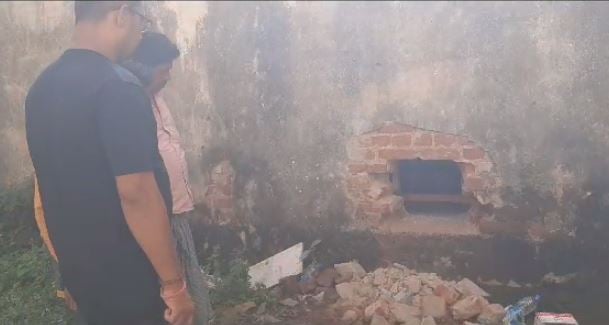 दुमका: मोबाइल दुकान में सेंधमारी, लाखों के सामान उड़ा ले गए चोर