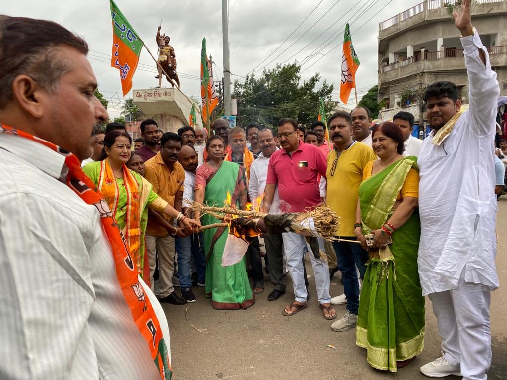 भाजपा ने फूंका विधायक इरफान अंसारी का पुतला, कहा- 21वीं सदी में भी अपने सामंतवादी सोच से बाहर नहीं निकल पाई कांग्रेस