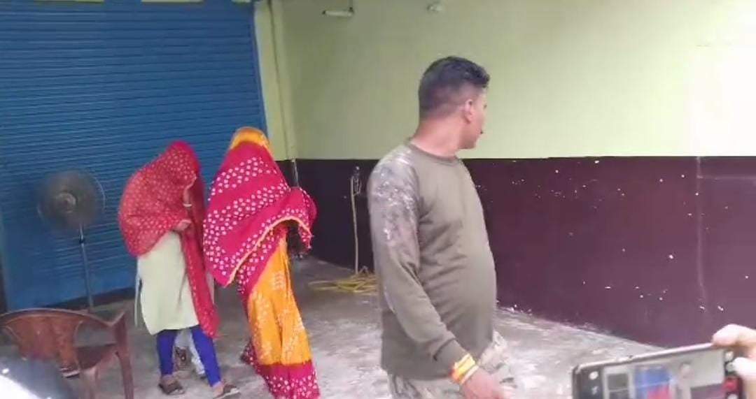 अररिया में देह व्यापार धंधे का भंडाफोड़, आपत्तिजनक स्थिति  में 4 युवक समेत 4 महिला गिरफ्तार