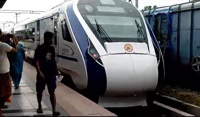 वन्दे भारत एक्सप्रेस को देखने उमड़ी भीड़, ट्रायल रन में ही हुई लेट, 16 मिनट देरी से पहुंची मोकामा