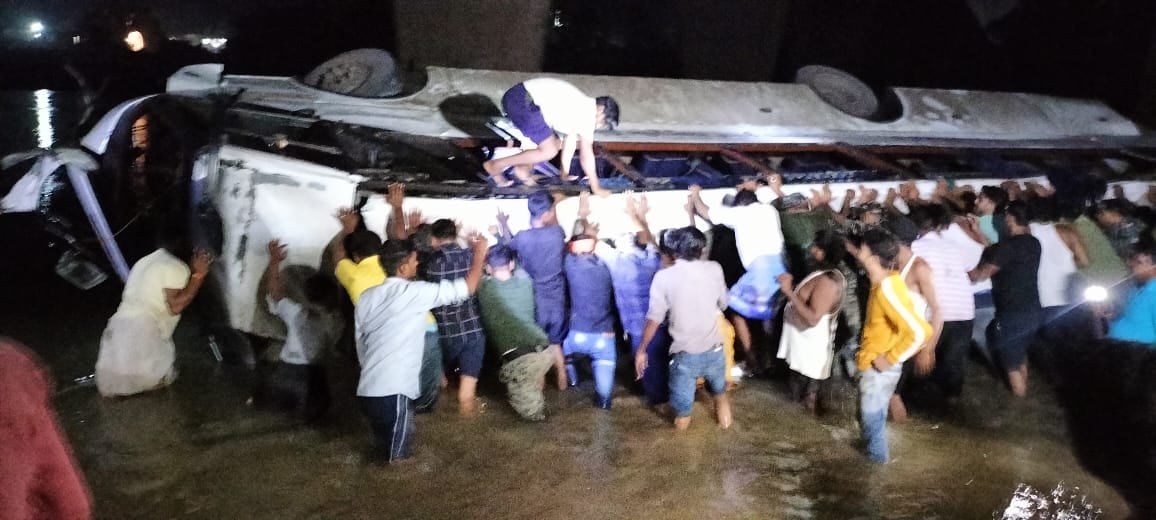 ब्रेकिंग: गिरिडीह में यात्रियों से भरी बस अनियंत्रित होकर बराकर नदी में गिरी, दर्जनों यात्री घायल