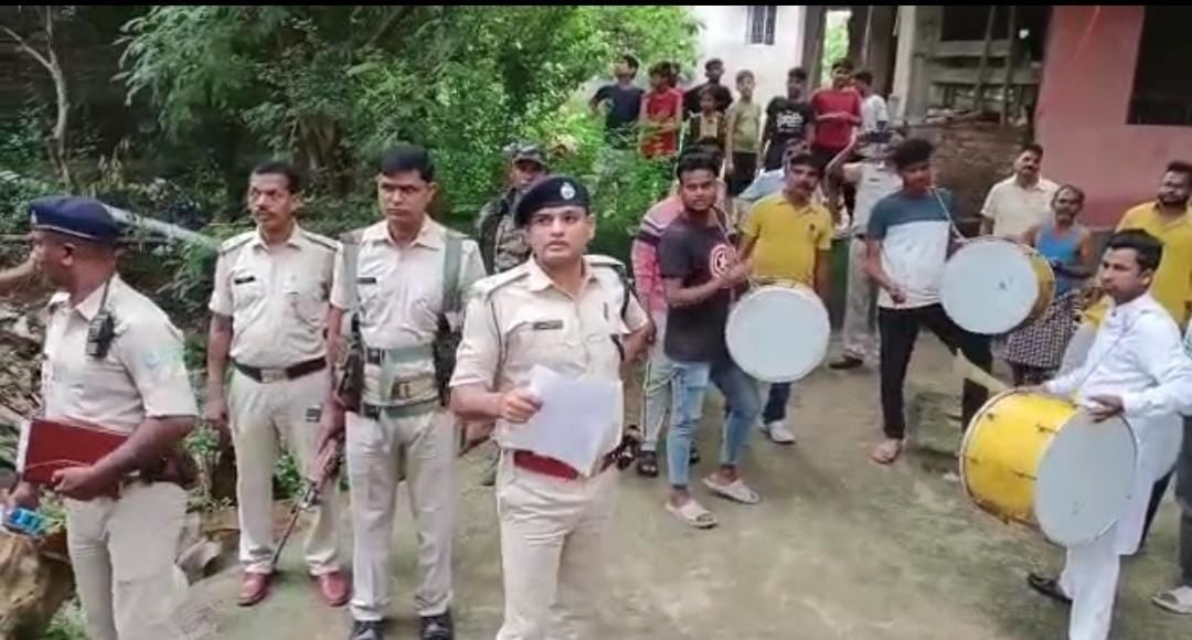 नीरज सिंह के घर ढोल नगाड़ों के साथ इश्तिहार चिपकाने पहुंची पुलिस, रंगदारी केस में  चल रहा फरार