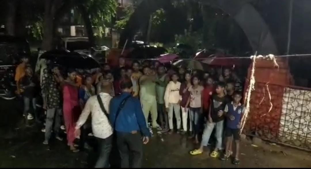 शराब के खिलाफ छापेमारी पुलिस को पड़ी भारी, खूब चली लाठियां, पढ़ें विस्तार से