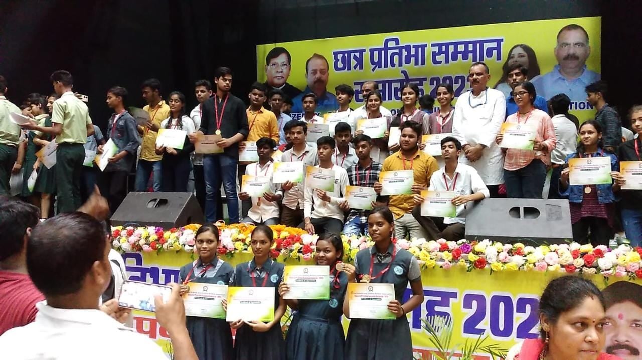 मंत्री रामेश्वर उरांव ने होनहार छात्र छात्राओं को किया सम्मानित, बेहतर भविष्य की कामना की