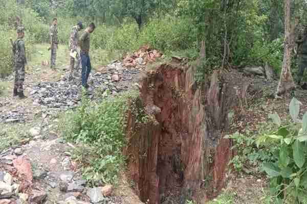 गुड़ाबांदा में वापस से शुरू हुआ अवैध पन्ना खनन, पुलिस ने चलाया छापेमारी अभियान