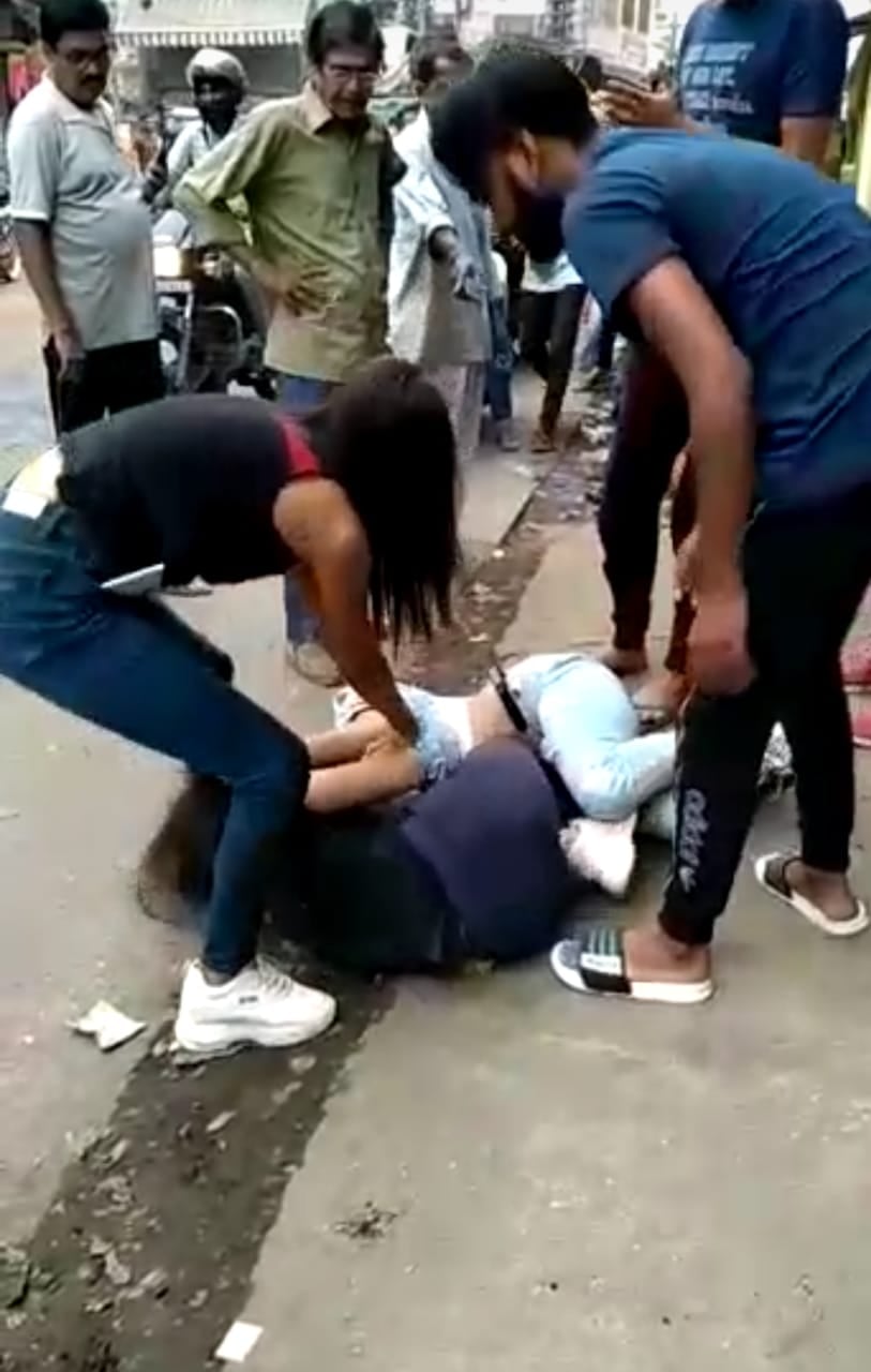 प्रेमी के लिए बीच बाजार में भिड गई दो प्रेमिका, वीडियो हुआ वायरल