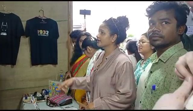 CM हेमंत की पत्नी सहेलियों के संग पहुंची शॉपिंग करने, पति के जन्म दिन के लिए खरीद तोहफा!