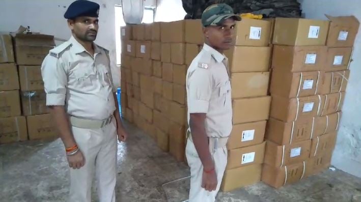 पटना: 100 कार्टून अंग्रेजी शराब जब्त, 10 से 12 लाख बताई जा रही कीमत