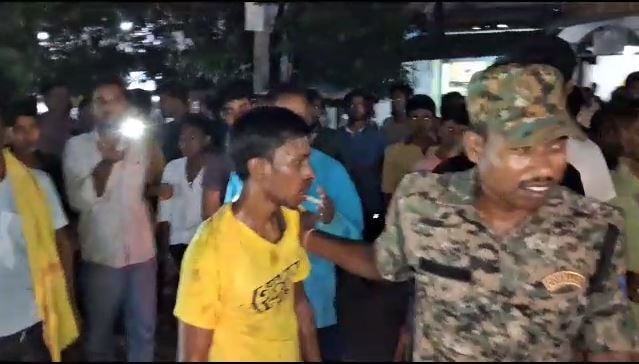 मोबाइल चोरी करते रंगे हाथों पकड़ाया चोर, लोगों ने जमकर की धुनाई