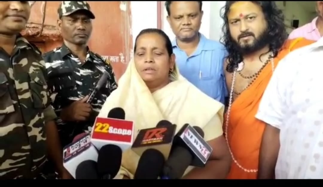 नामांकन से पहले टाइगर जगरनाथ की पत्नी पहुंची बाघमारा, लिया कुल पंडित से आशीर्वाद