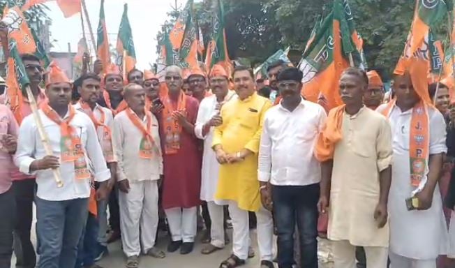 बिहार सरकार के खिलाफ भाजयुमो ने निकाला धिक्कार मार्च, डीएम को सौंपा ज्ञापन