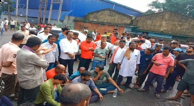 सीमेंट लदी गाड़ी की चपेट में आने से बाइकसवार की मौत, 15 लाख रुपए का मांगा मुआवजा