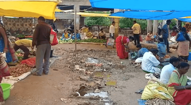 साफ-सफाई से कोसों दूर बाजार हाट, लोग गंदगी में ही सब्जी खरीदने पर मजबूर