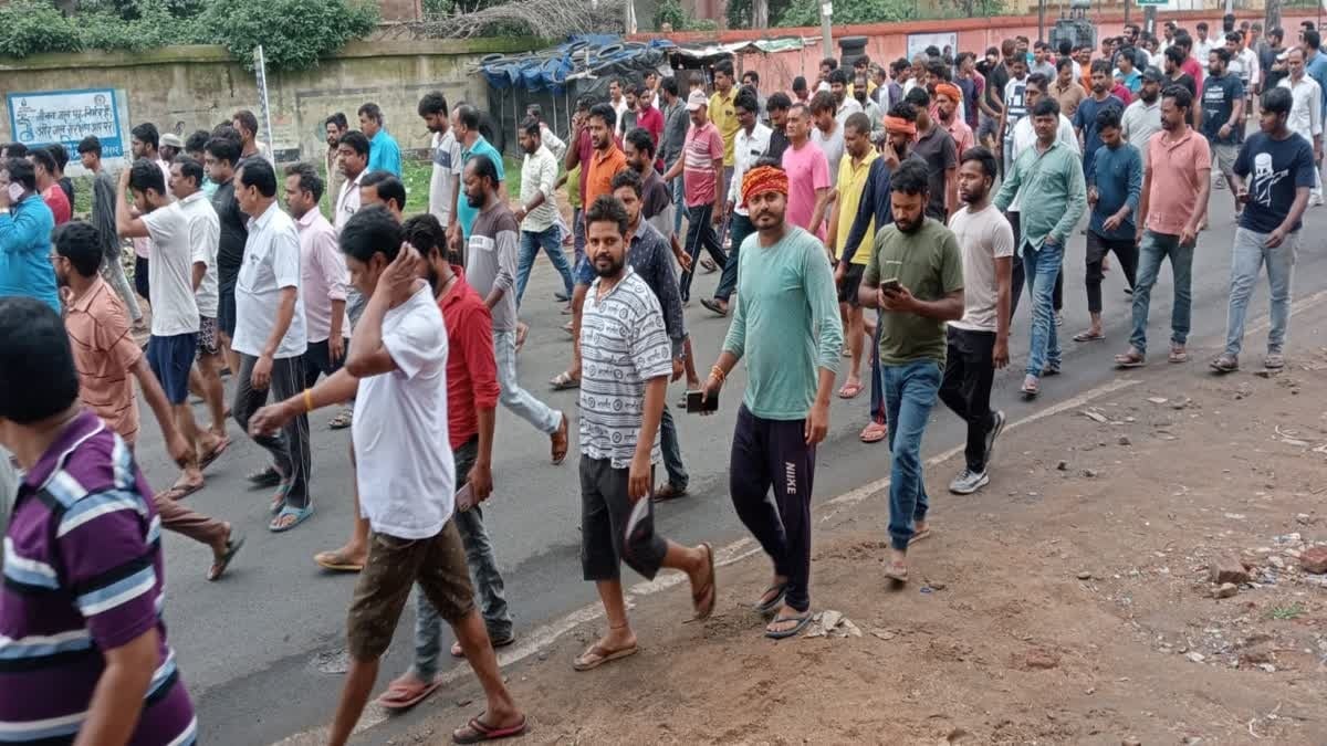 बीजेपी नेता राजेन्द्र साहू पर हमले के बाद स्थानीय लोगों में आक्रोश, लोगों ने दुकाने की बंद