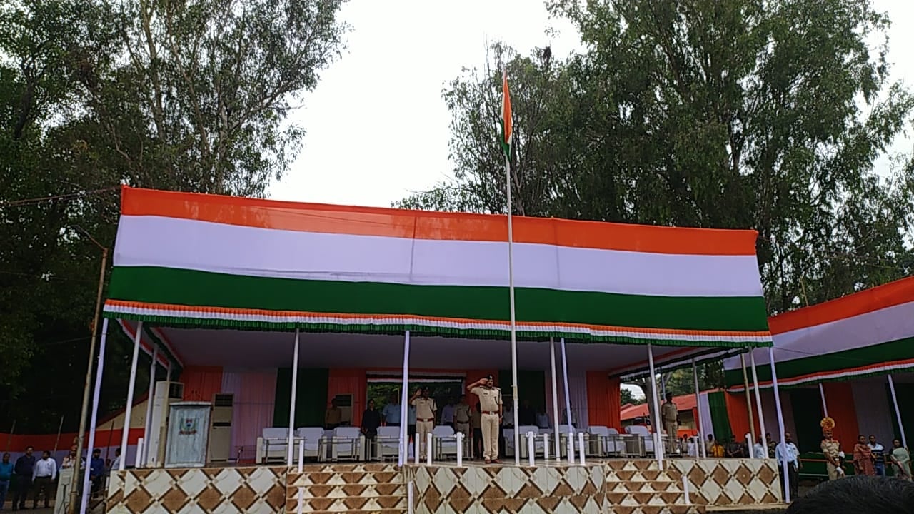 दुमका में स्वतंत्रता दिवस परेड का हुआ फाइनल रिहर्सल, जानें क्यों सीटिंग अरेंजमेंट पर डीआईजी ने जताई आपत्ति