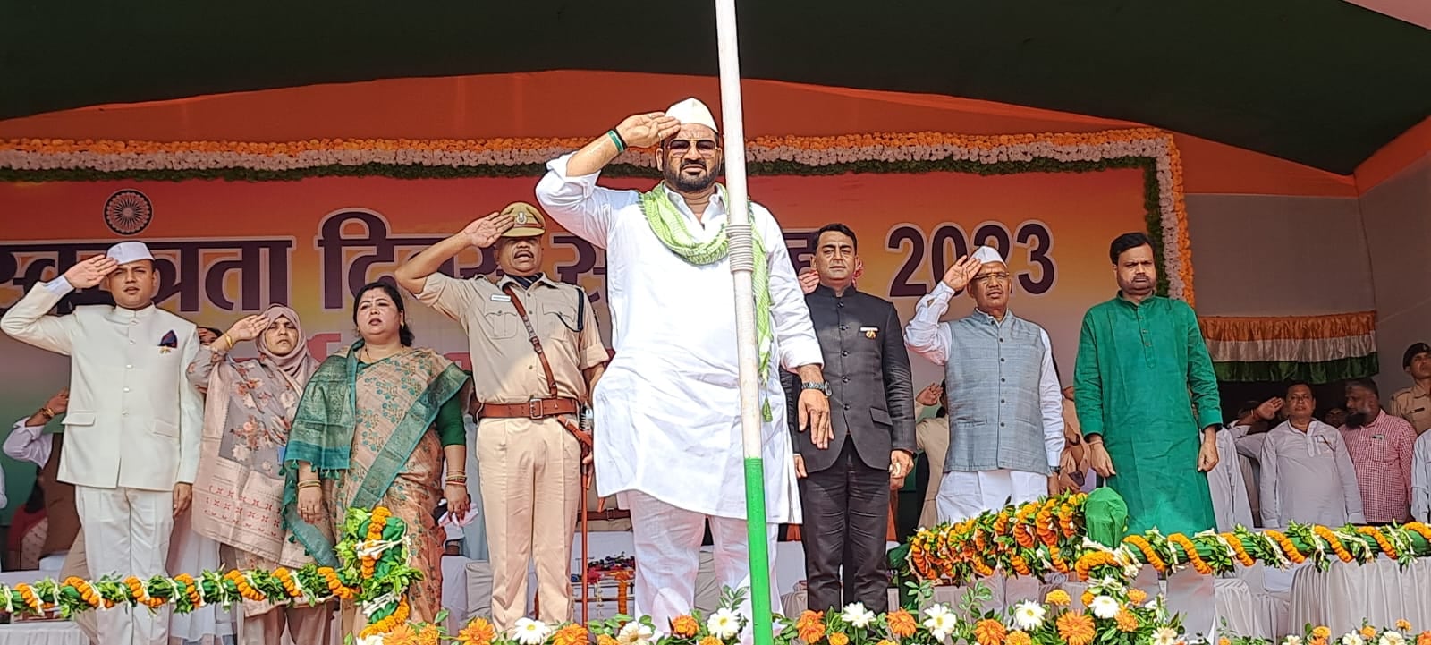 देवघर में मंत्री हाफिजुल हसन ने फहराया राष्ट्रीय ध्वज, स्वतंत्रता सेनानी और इनके आश्रितों को किया सम्मानित