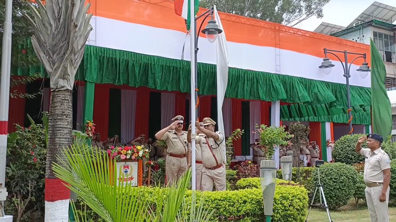 DGP ने पुलिस मुख्यालय में किया झंडोत्तोलन, राज्य को नक्सल मुक्त करने पर दिया जोर