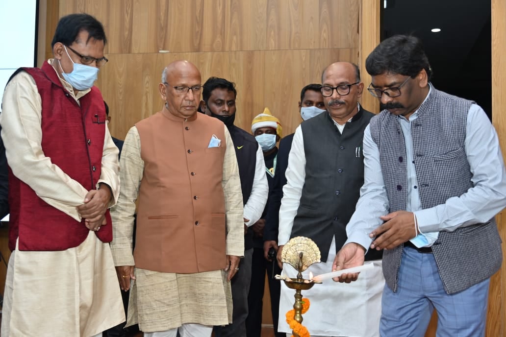 विधायक सरयू राय की जीवनी पर आधारित पुस्तक 'द पीपुल्स लीडर' का मुख्यमंत्री ने किया विमोचन