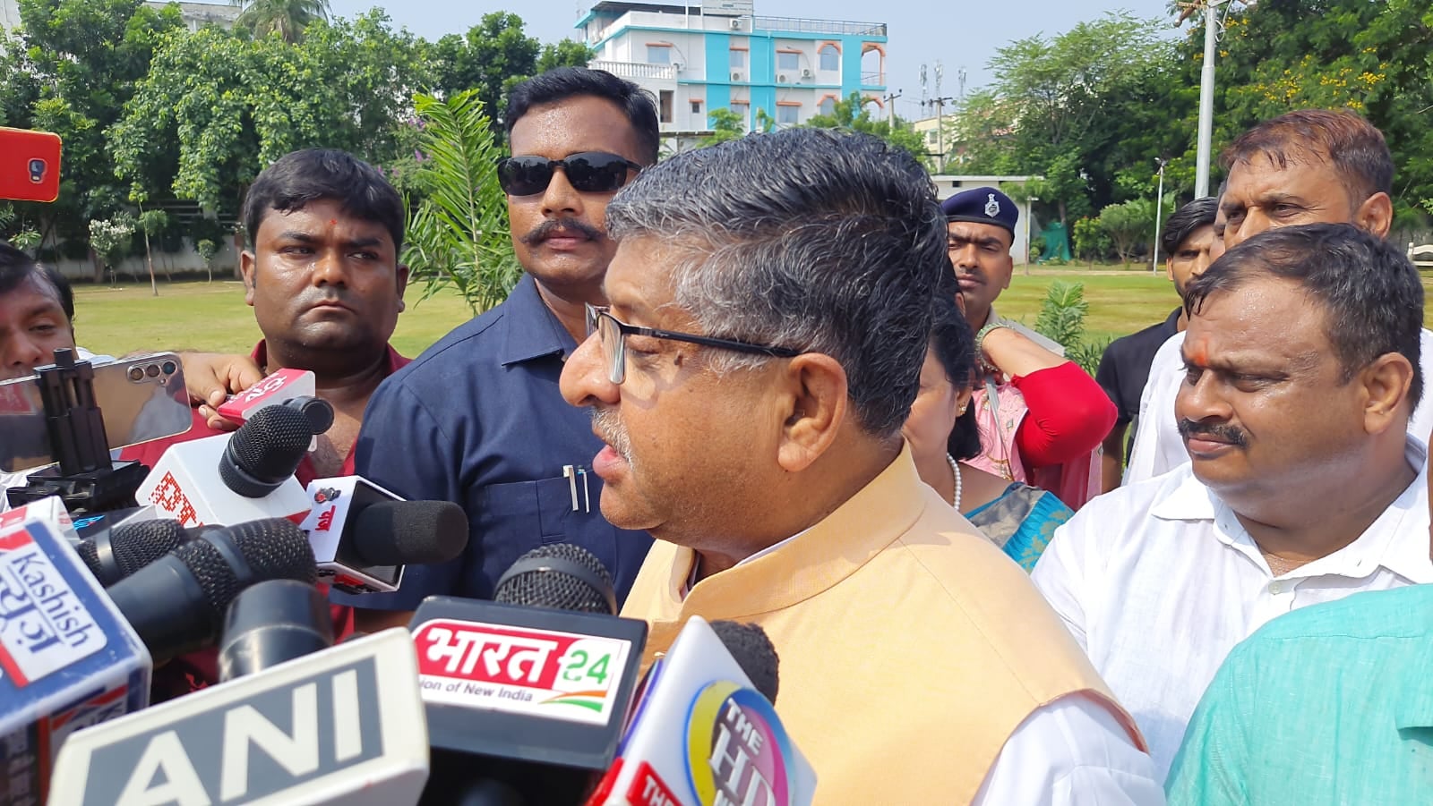 पुलिस अधिकारी हत्याकांड: बीजेपी का नीतीश सरकार पर कटाक्ष, कहा बिहार तो संभल नहीं रहा और दिल्ली जाने का है सपना