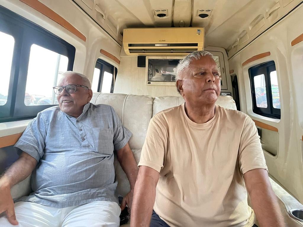 लालू यादव ने की मरीन ड्राइव की सैर, साथ में दिखे पुराने साथी शिवानंद तिवारी