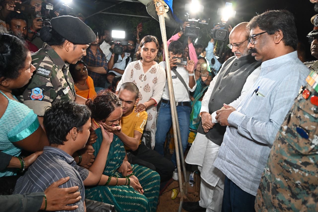 तीन दिन के बच्चे का चेहरा भी नहीं देख पाए शहीद अमित, CM हेमंत दूध मुंहे बच्चे को देख हुए भावुक