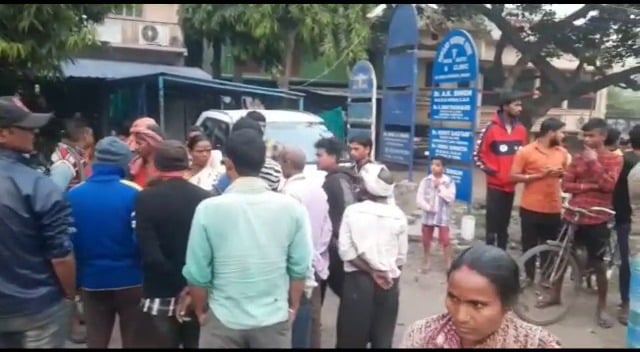 ग्रामीण और  सुरक्षाकर्मियों के बीच झड़प , एक महिला को लगी गोली, एक घायल