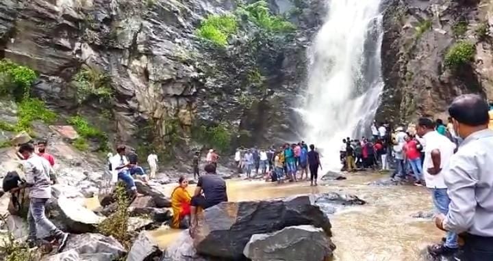 पलानी जलप्रपात का प्राकृतिक सौंदर्य बना पर्यटकों के आकर्षण का केंद्र