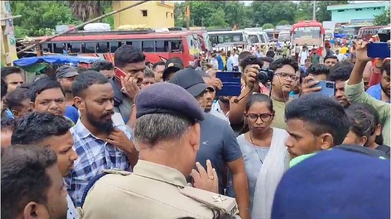 दुमका बस स्टैंड के सामने घंटो हुआ हाईवोल्टेज ड्रामा, युवाओं की टोली ने 4 घंटे रोड किया जाम