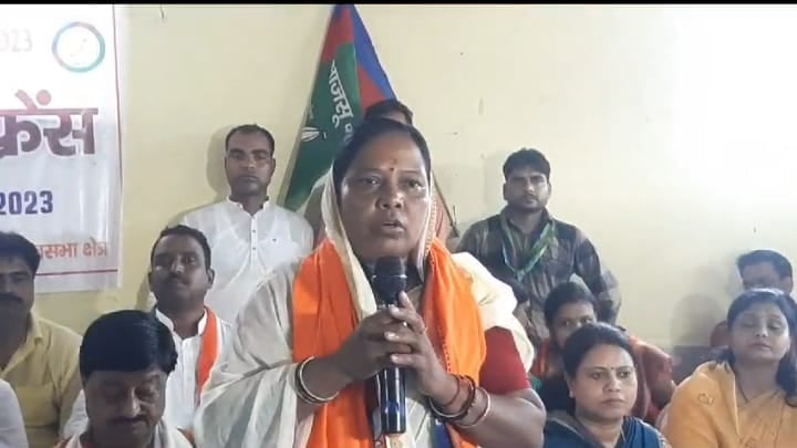 डुमरी उपचुनाव से पहले I.N.D.I.A बनाम N.D.A की छिड़ी जंग, बेबी देवी और यशोदा देवी के नामांकन में पहुंचे दिग्गज