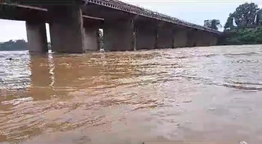दो दिनों से हो रही बारिश से खरकाई और स्वर्णरेखा नदी उफान पर, प्रशासन अलर्ट