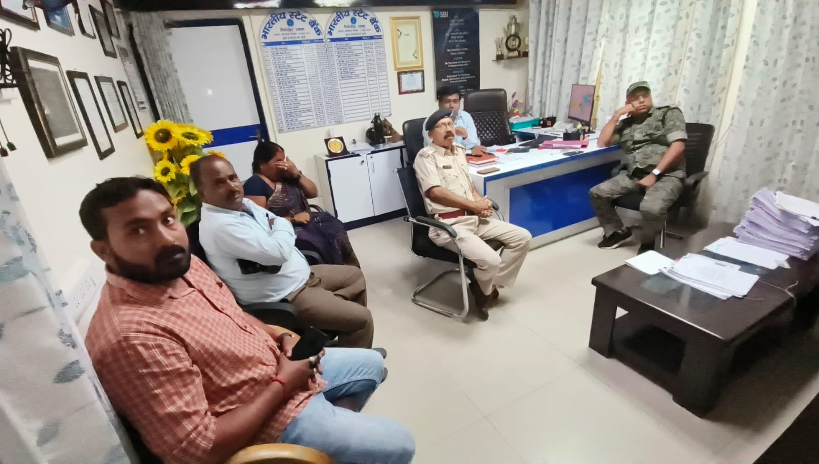 अपराधियों ने बाइक सवार दंपति से लूटे लाखों रुपए, सीसीटीवी में कैद हुई घटना