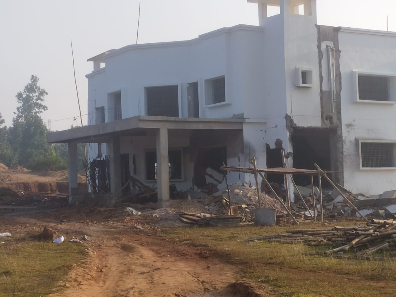 आधी रात को दर्जन भर नक्सली पहुंचे निर्माणाधीन थाना, मजदूरों को भगा कर बम से उड़ा दिया भवन