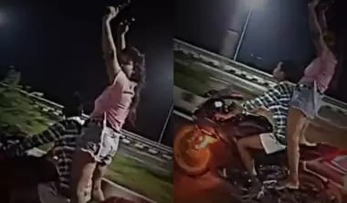 बाइक पर बैठे दोनों हाथ में बंदूक लिए लड़की ने बनाया रील्स, अब पुलिस कर रही तलाश