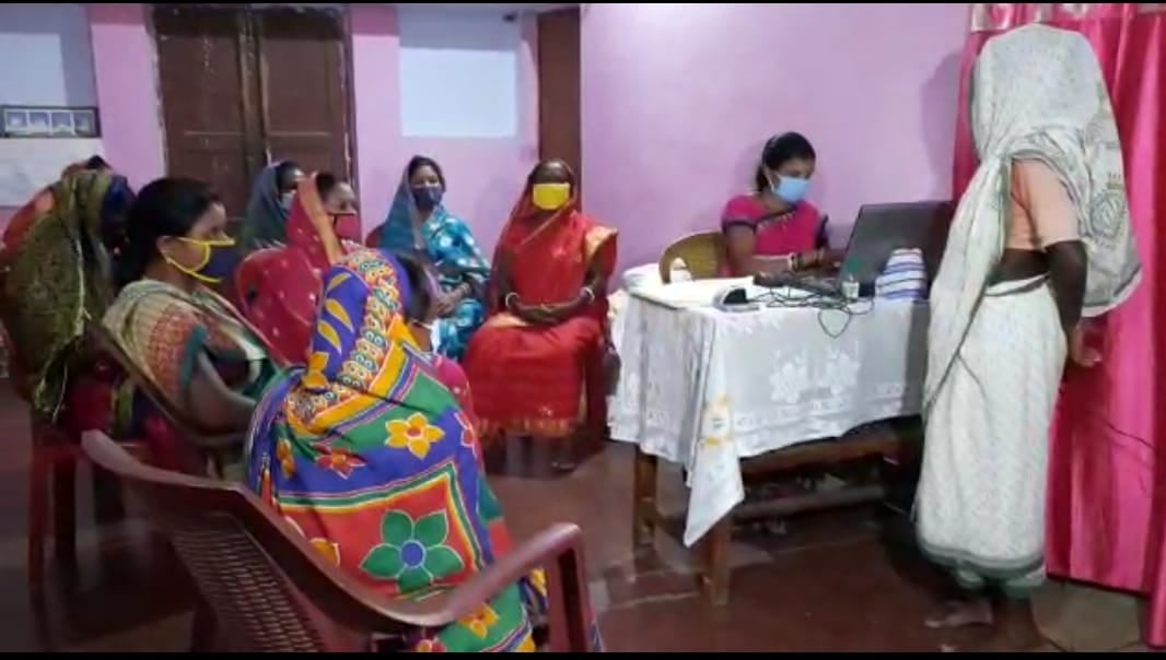 बैंकवाली दीदी के रूप में एक नई पहचान बना चुकी हैं पोटका की सोनामनी