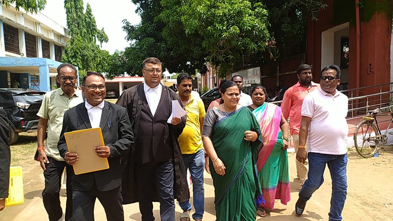 सड़क जाम मामला: दुमका कोर्ट पहुंची विधायक दीपिका पांडेय सहित 5 आरोपी, अदालत में हुई पेशी