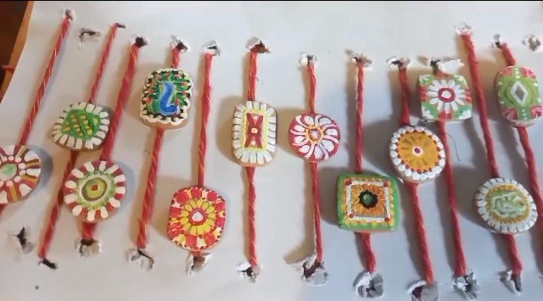 भाई-बहन के पवित्र रिश्ते को और गहरा कर रहे हैं गुल्लू दा, जानें कैसे मिट्टी और गोबर की राखियां बनाकर सरहद पर भेज रहे