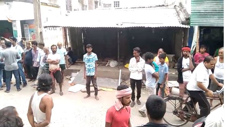 बिहार में अपराधी बेखौफ, हथियार के बल पर घर वालों को किया घर से बाहर, लूटे जेवरात व पैसे