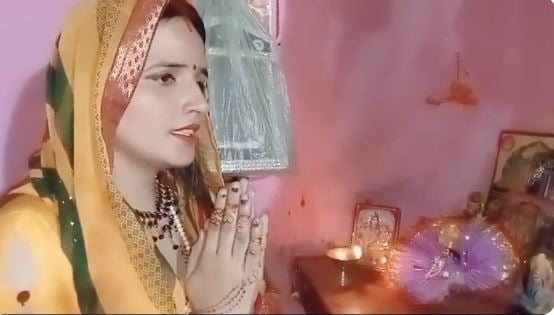 सीमा हैदर ने चंद्रयान 3 मिशन के लिए रखा व्रत, हाथ जोड़ सर पर पल्लू रख भगवान के आगे की प्रार्थना