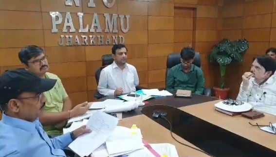 पलामू उपायुक्त ने ली बैठक,  परियोजनाओं के लिए चिन्हित जंगल-झाड़ी भूमि के अनापत्ति की समीक्षा