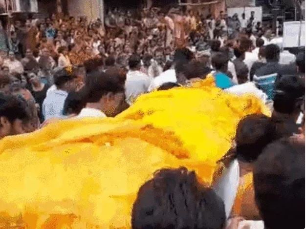 नीलेश मुखिया के अंतिम यात्रा में समर्थकों की उमड़ी भीड़, दानापुर जाने वाली सड़क बंद, समर्थकों में प्रशासन के खिलाफ आक्रोश