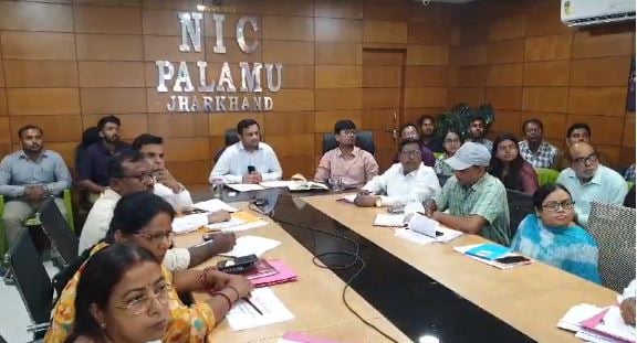 पलामू उपायुक्त ने की शिक्षा विभाग की समीक्षा बैठक, दिए निर्देश
