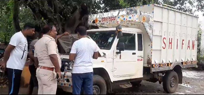 दुमका में मवेशी से लदे पिकअप वैन को पुलिस ने किया जब्त, चालक फरार