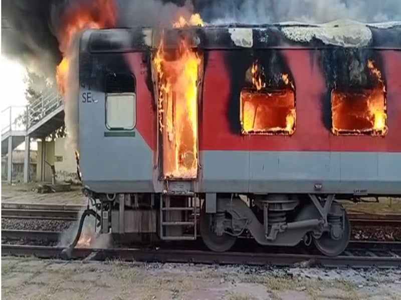 MP  में The Burning Train , धूं-धूं कर जलने लगी दुर्ग सुपरफास्ट एक्सप्रेस की चार बोगियां