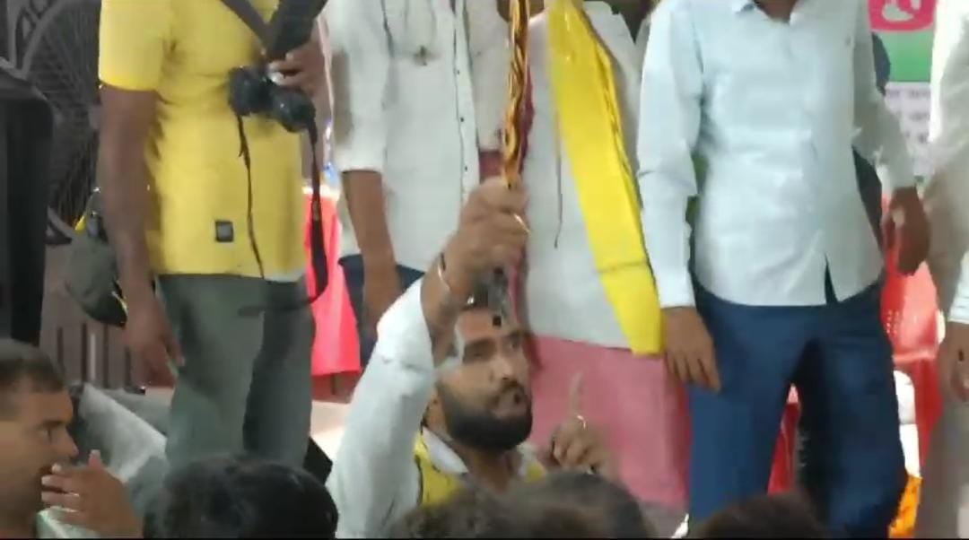 गोष्ठी का मंच अचानक अखाड़े में हुआ तब्दील, जमकर चली कुर्सियां, जानें क्या है वजह